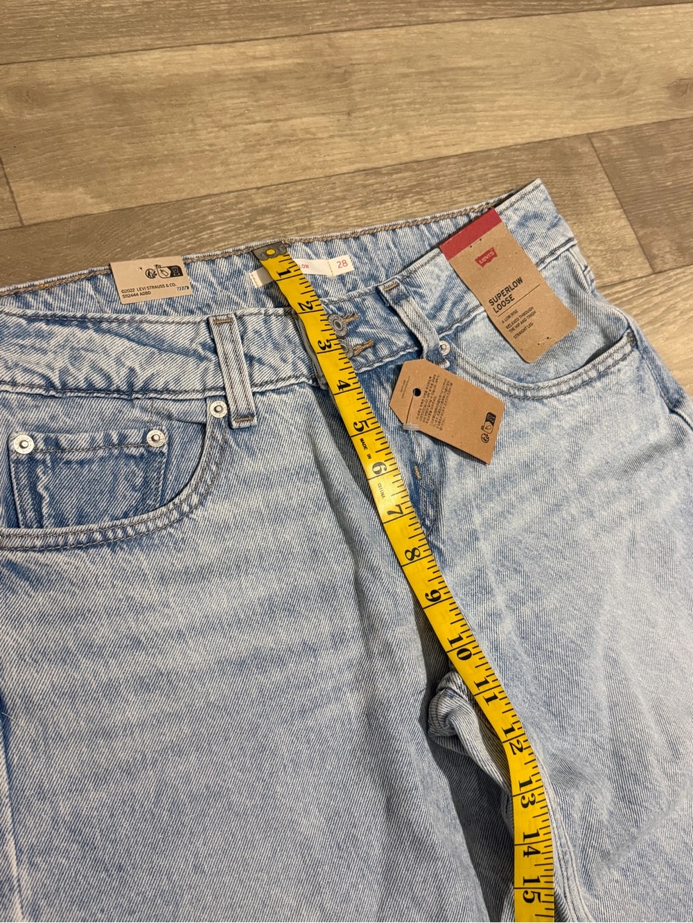 Levi's Women's Low-Rise Superlow Loose Jeans - Abraided Art 28x32 - Picture 8 of 16